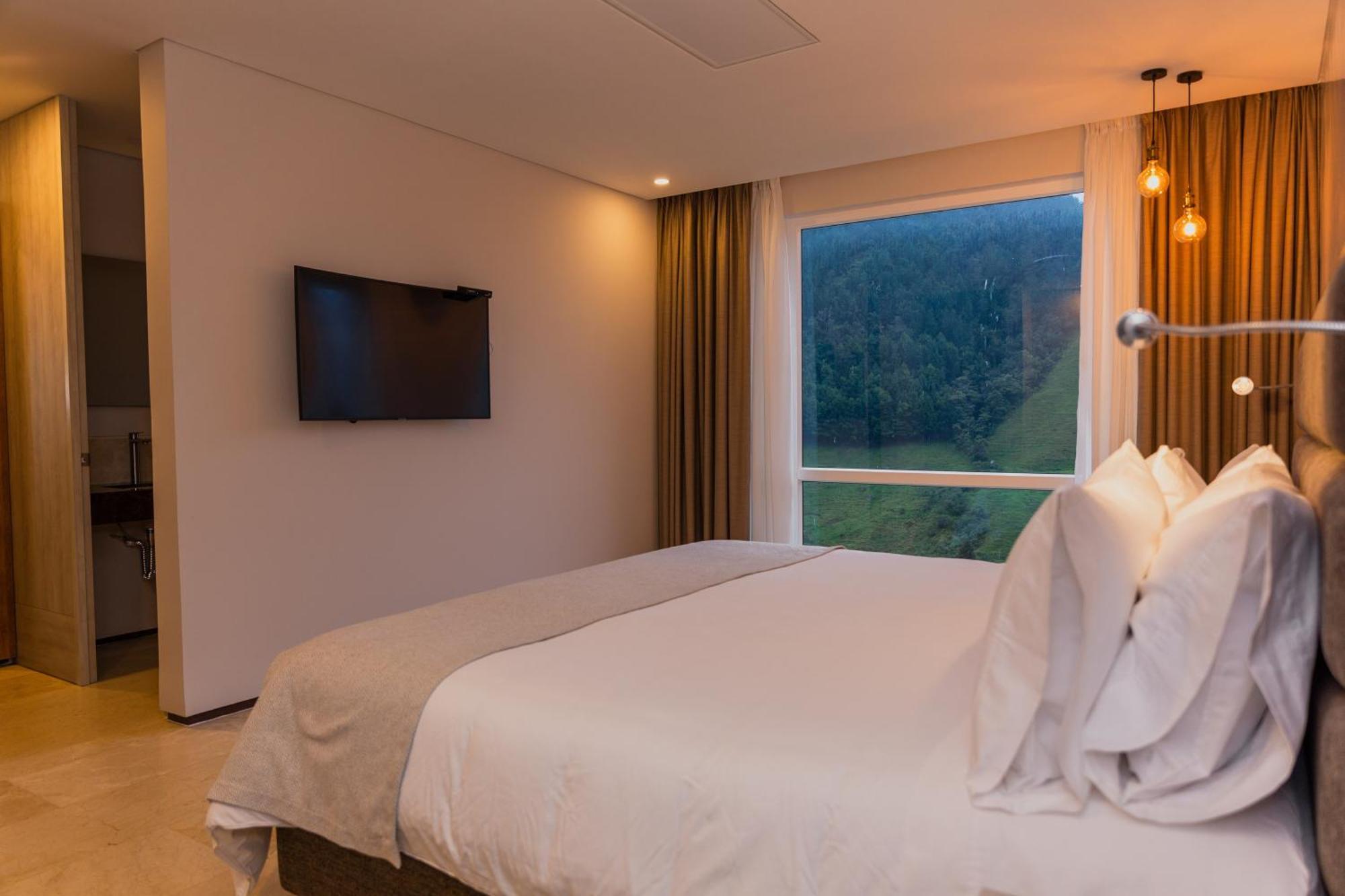 Hotel Termales El Otoño Manizales Exterior foto A bedroom at the hotel