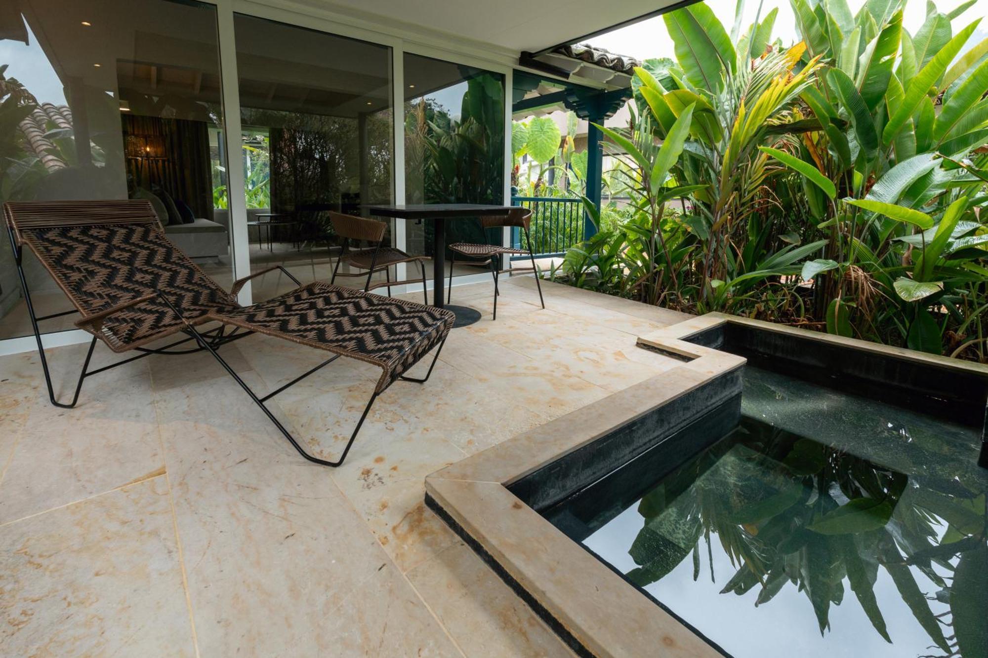 Hotel Termales El Otoño Manizales Exterior foto A private pool at a hotel in Cancun, Mexico